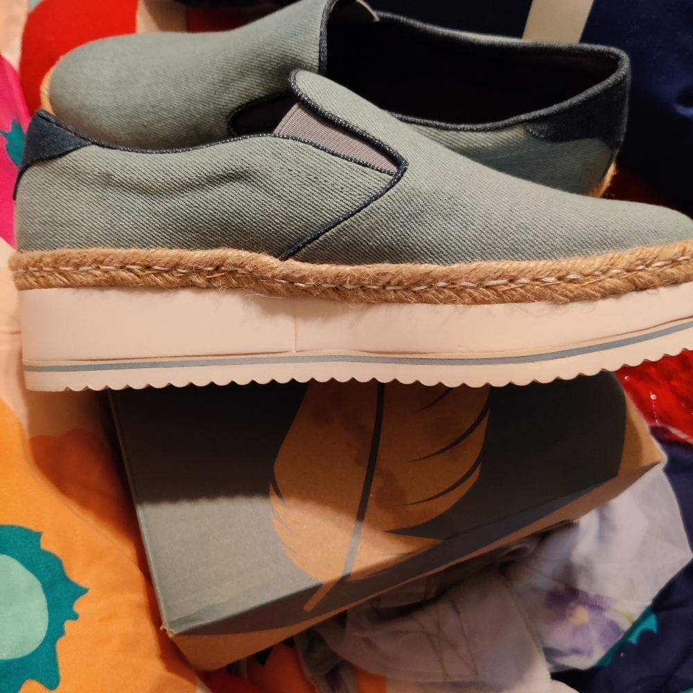 Shoes - Picture 2 of 4